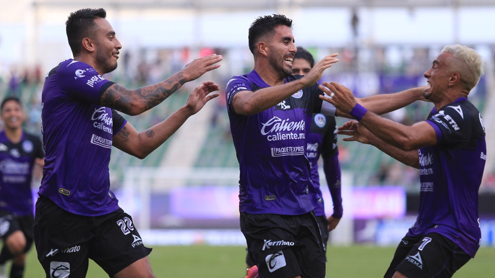 Jugadores del Mazatlán en festejo de gol