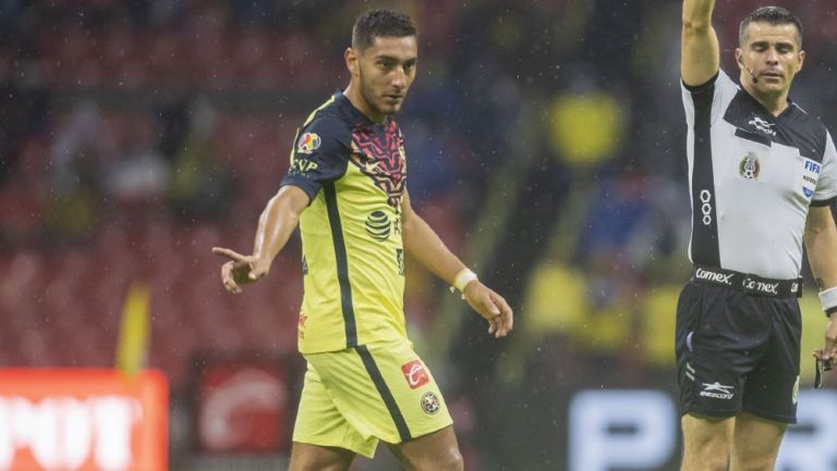 Sebastián Cáceres en juego ante Necaxa