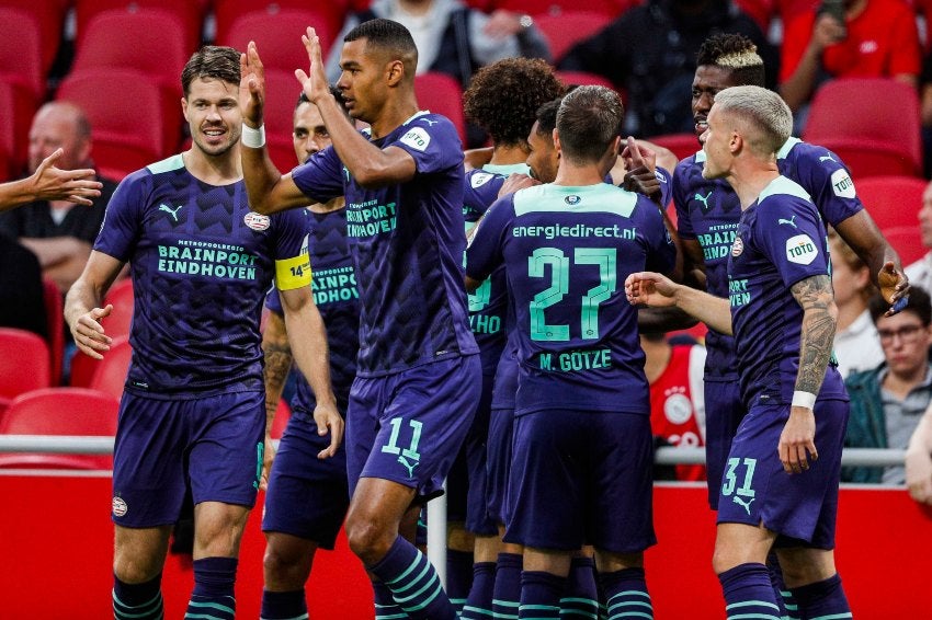 Jugadores del PSV Eindhoven celebrando un gol a favor