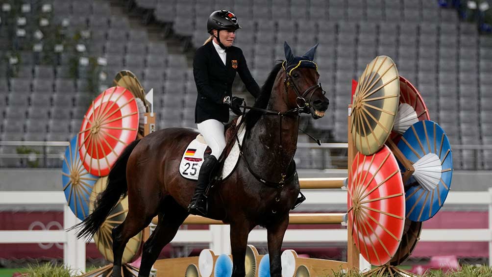 Annika Schleu, con el caballo que fue golpeado