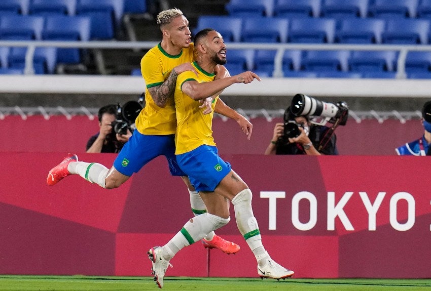 Jugadores brasileños festejando un gol a favor