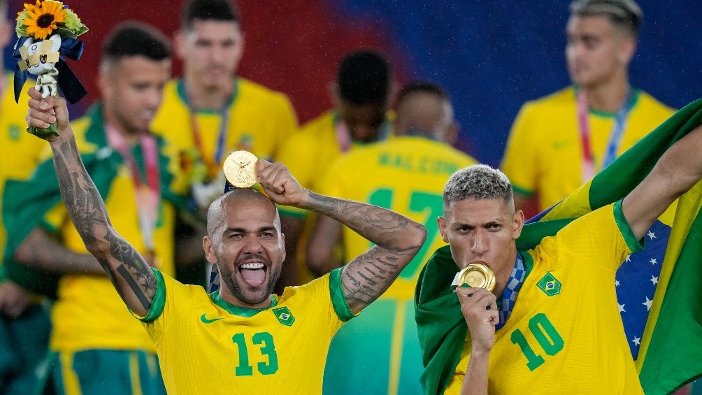 Dani Alves junto a Richarlison en Tokio 2020