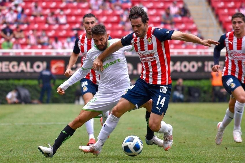 Briseño pelea una pelota