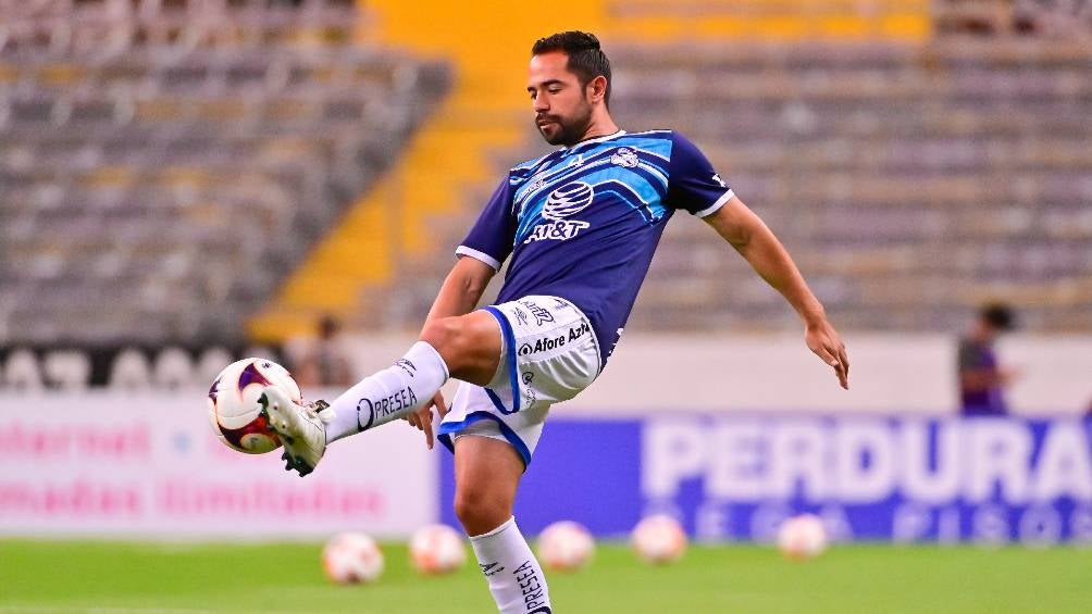 George Corral durante un calentamiento en el Estadio Jalisco