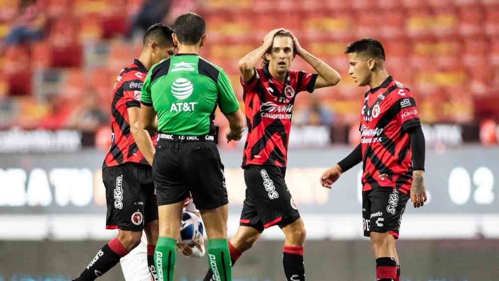 Los Xolos reclamando una jugada al árbitro 