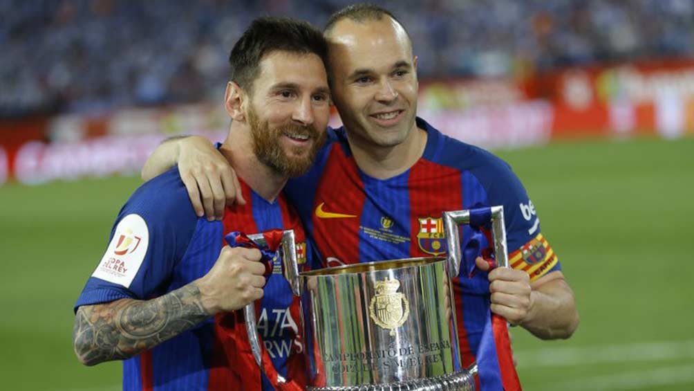 Messi e Iniesta con el título de la Copa del Rey