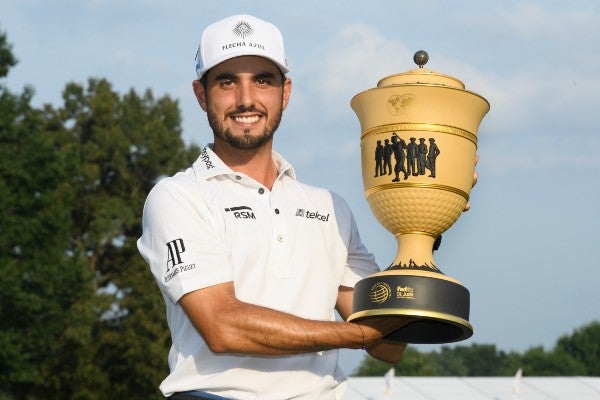 Abraham Ancer posa con el trofeo del PGA Tour