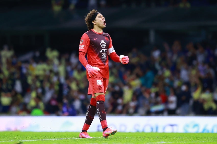 Ochoa en un partido con el América