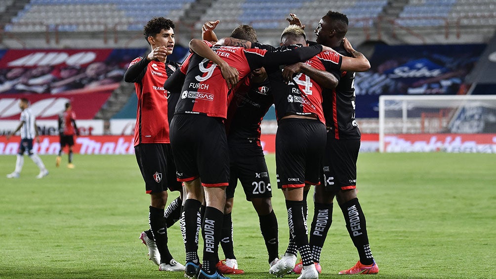 Jugadores de Atlas festejan un gol 