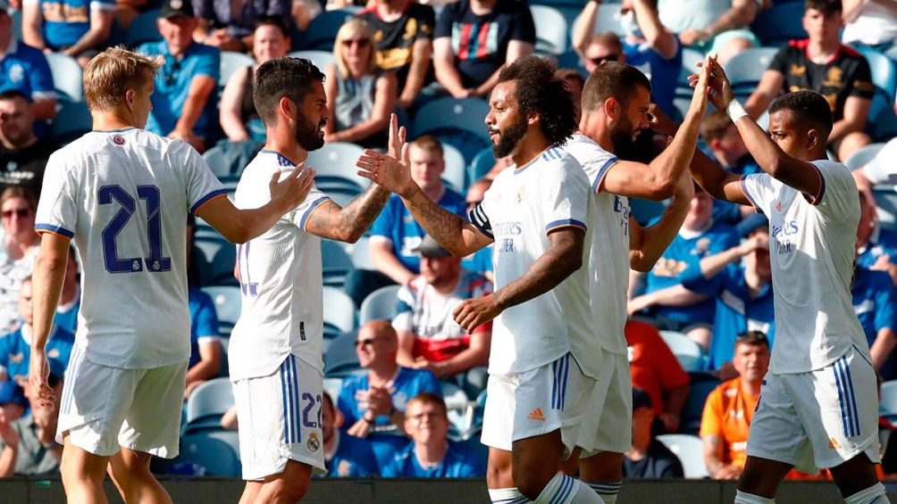 Jugadores del Real Madrid festejan un gol 