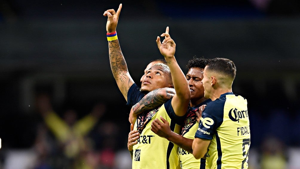 Jugadores del América celebrando un gol