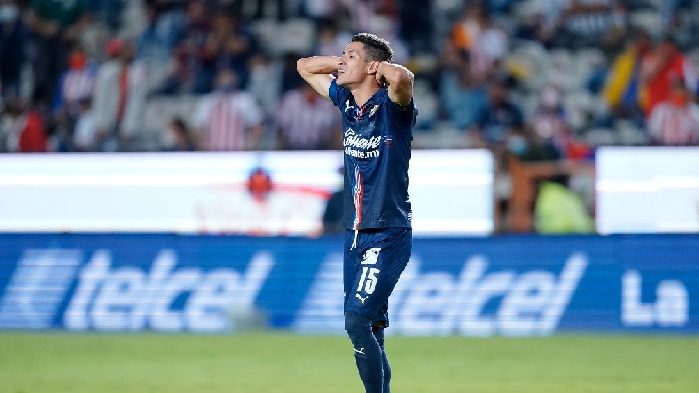 Uriel Antuna durante un partido con Chivas