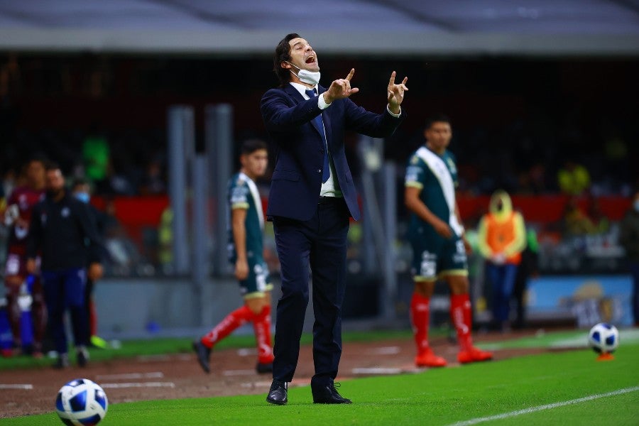 Santiago Solari durante un partido con América