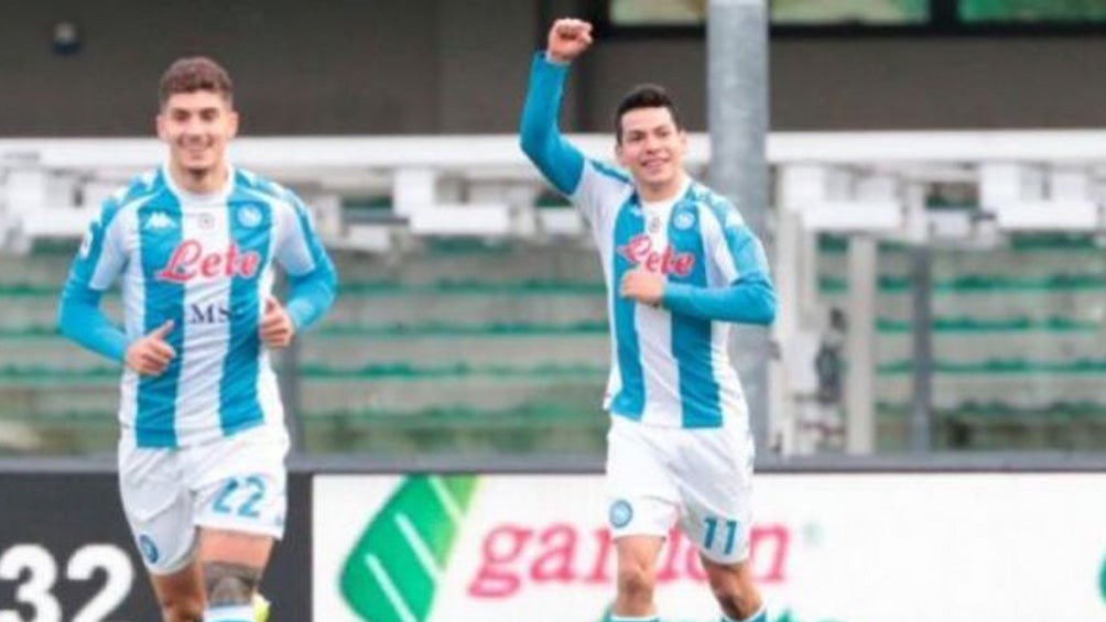 Hirving Lozano en juego ante el Hellas Verona