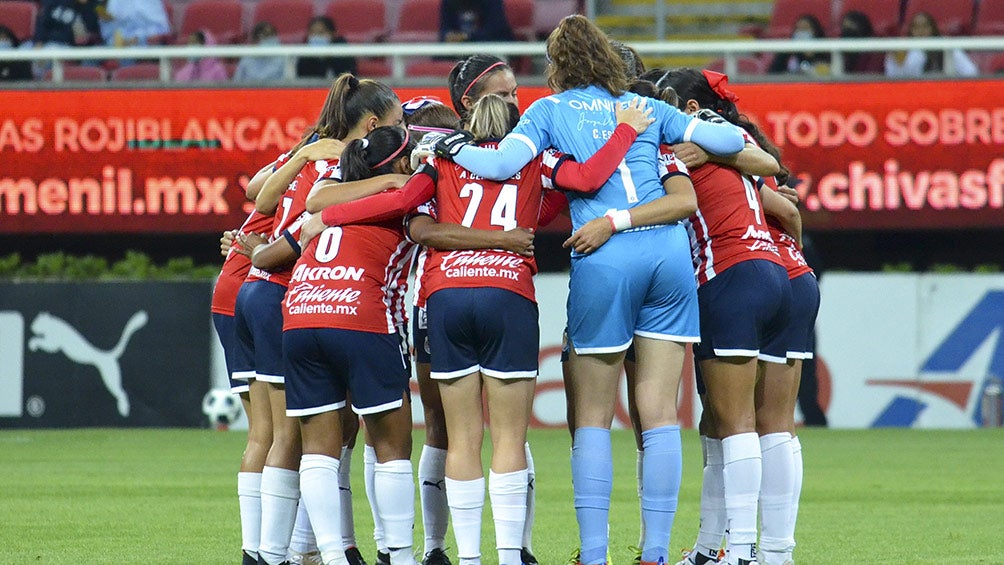 Jugadoras de Chivas Femenil previo a un partido 