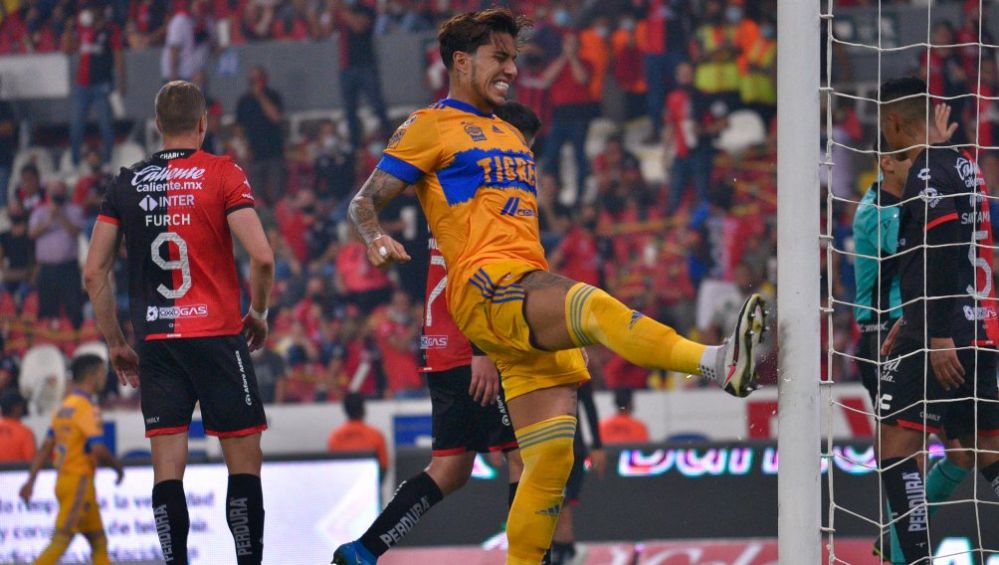 Carlos Salcedo en lamento con Tigres