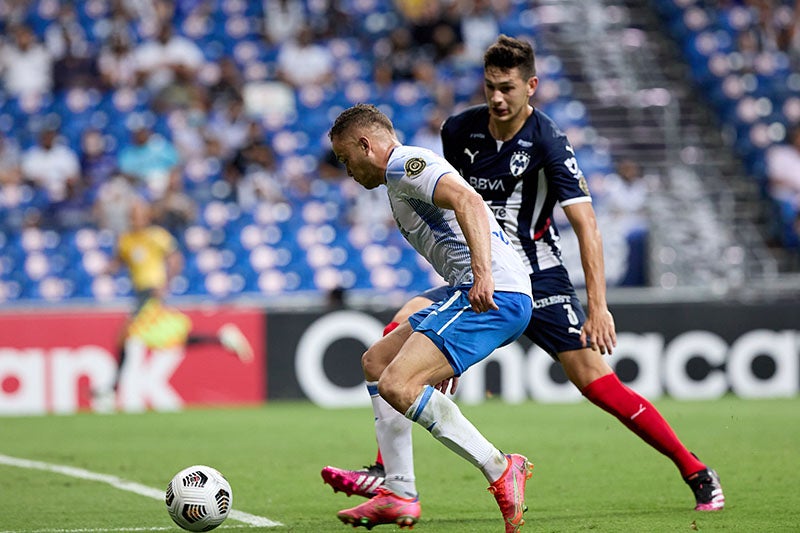 César Montes durante un duelo con Rayados 