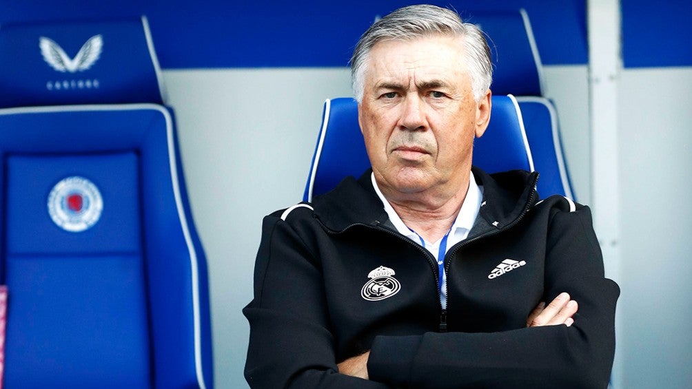 Carlo Ancelotti reacciona durante partido