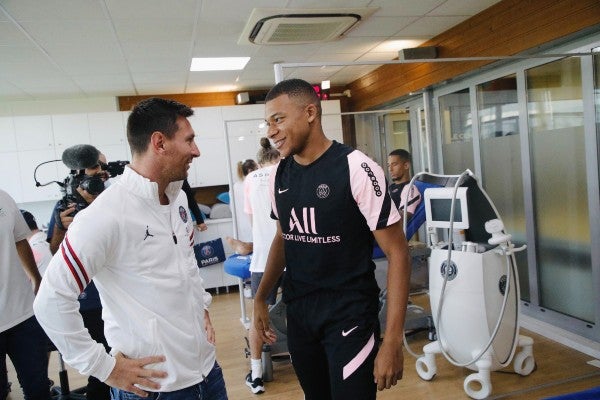 Leo Messi junto a Kylian Mbappé en las instalaciones del PSG