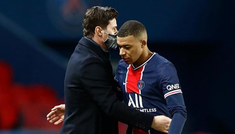 Mauricio Pochettino charla con Kylian Mbappé