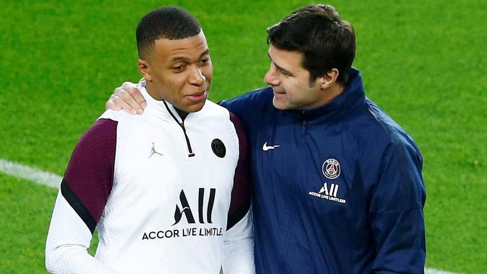 Mauricio Pochettino charla con Kylian Mbappé