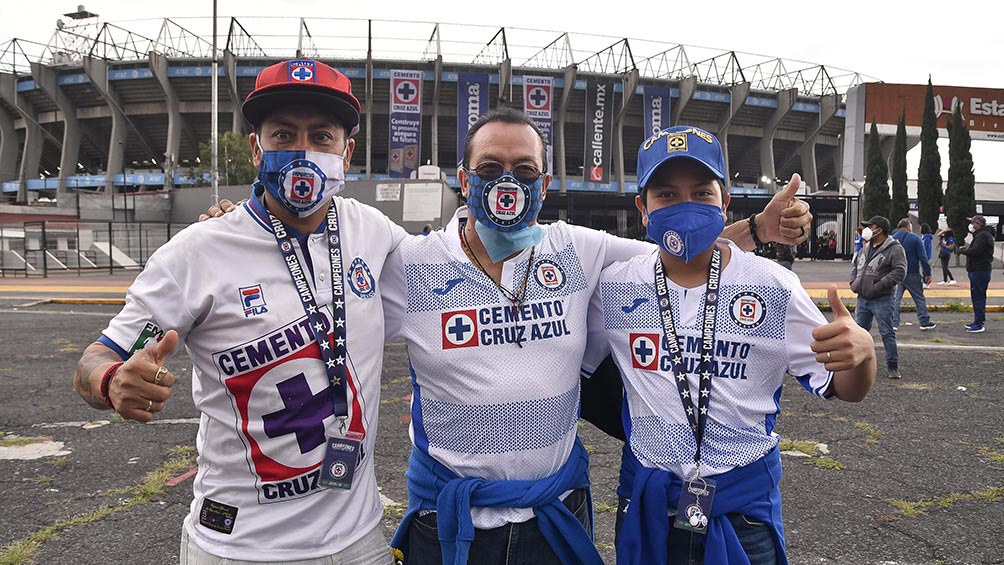 Aficionados de Cruz Azul previo a un partido