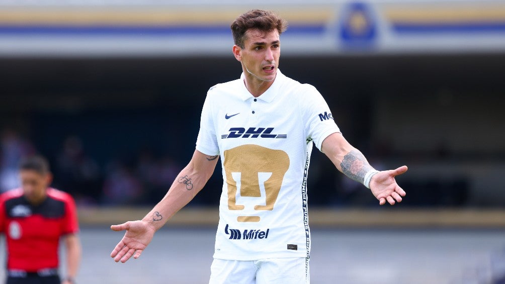 Juan Dinenno durante un partido con Pumas