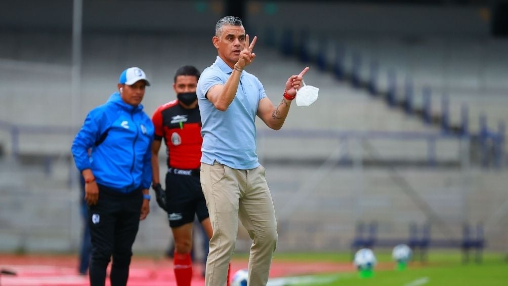 Altamirano en el partido con Querétaro 