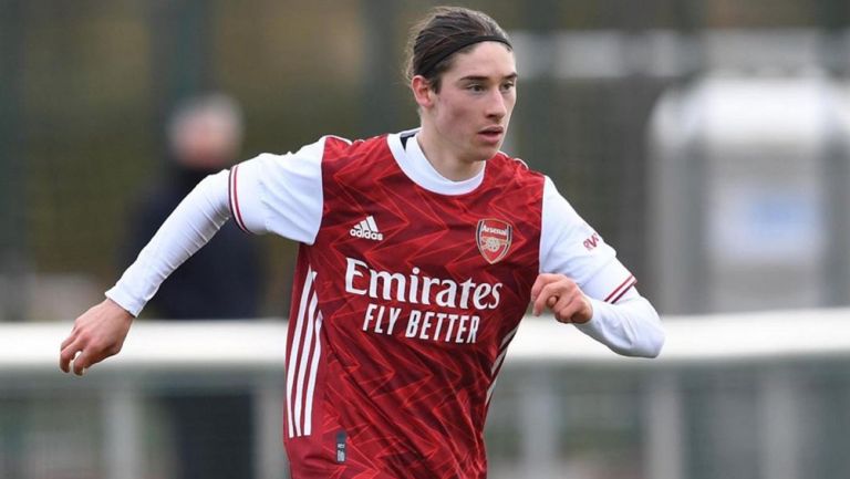 Marcelo Flores durante un duelo con Arsenal Sub 18