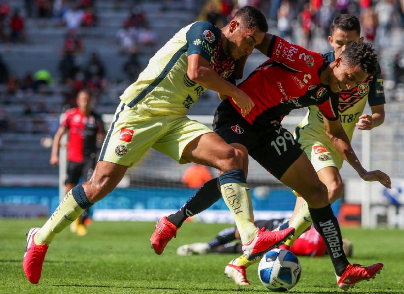 Sebastián Cáceres en un partido con América