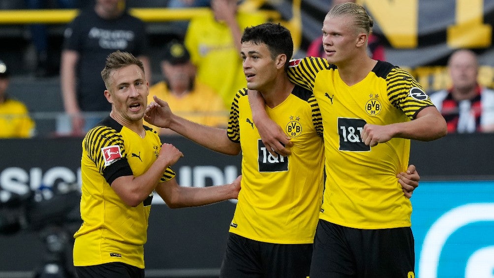 Felix Passlack, Giovanni Reyna y Erling Haaland celebran el gol del inglés