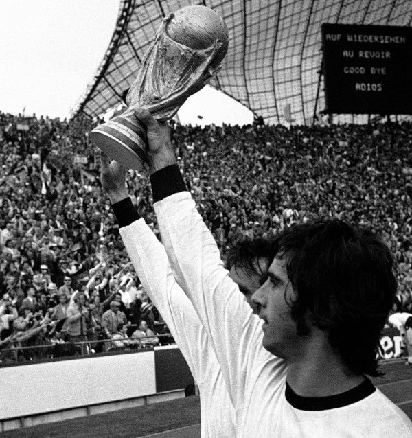 Gerd Müller levanta la Copa del Mundo en Alemania