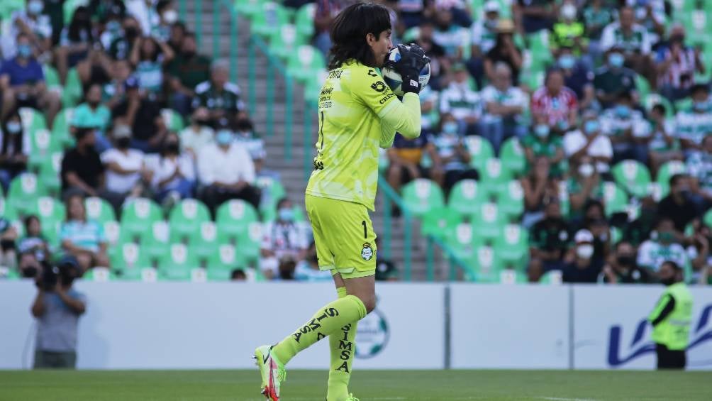 Carlos Acevedo durante el partido contra Chivas