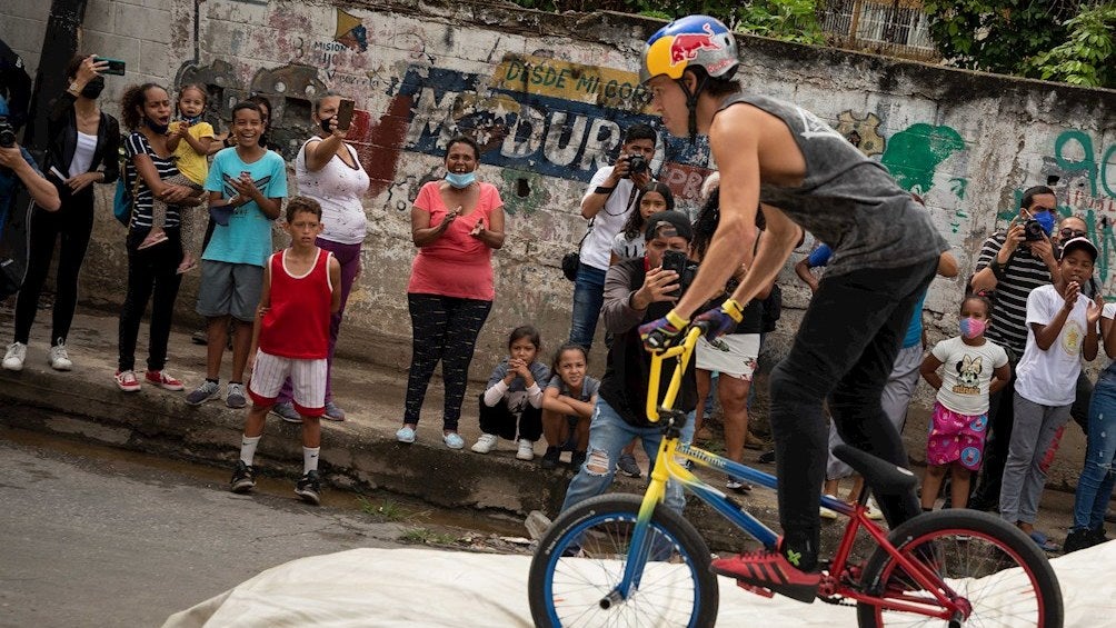 Daniel Dhers en su exhibición de BMX freestyle en Caracas