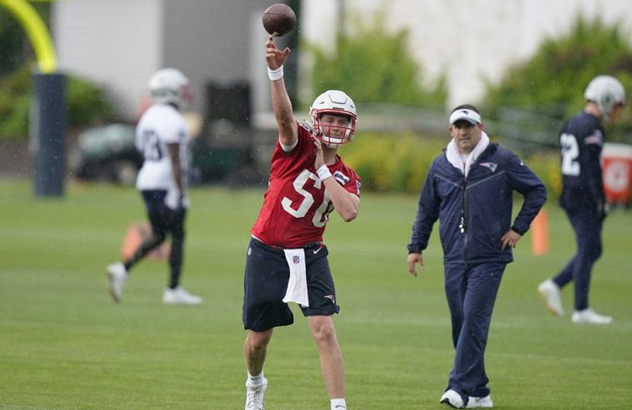 Mac Jones en entrenamiento