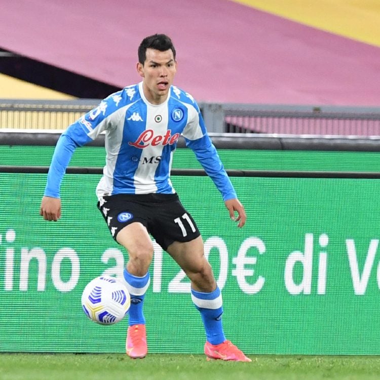 Chucky Lozano durante un partido con Napoli