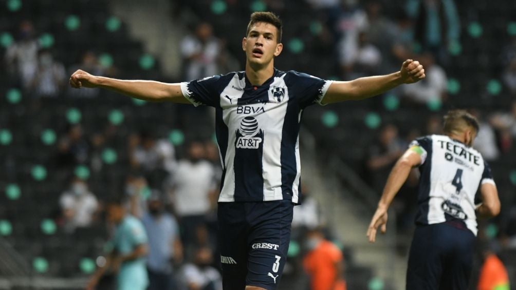 Montes en un partido con Rayados