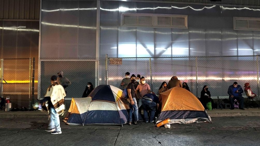 Jóvenes esperan ser vacunados en Morelia