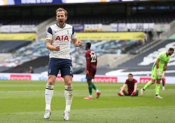 Harry Kane reacciona durante partido con el Tottenham 