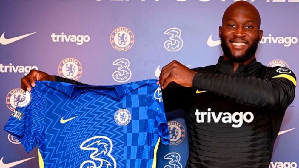 Romelu Lukaku posa con su playera del Chelsea