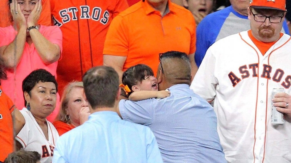 Niña golpeada por bola de foul en el Minute Maid Park