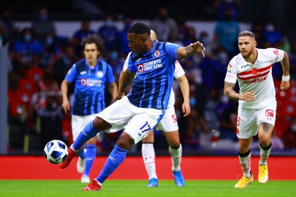 Bryan Angulo en acción frente al Toluca