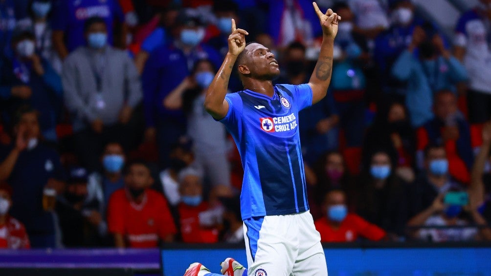 Bryan Angulo celebra gol con el Cruz Azul frente al Toluca