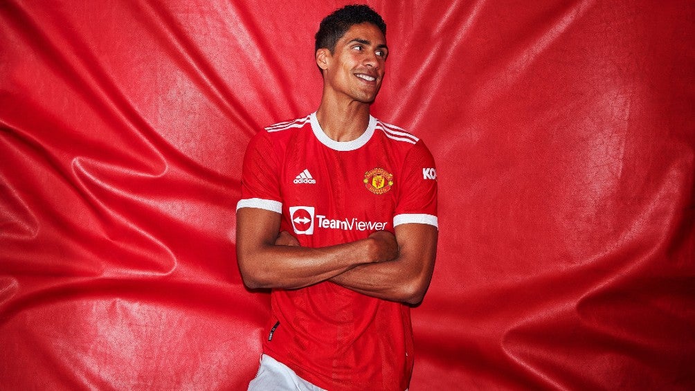 Raphael Varane posa con la indumentaria del Manchester United