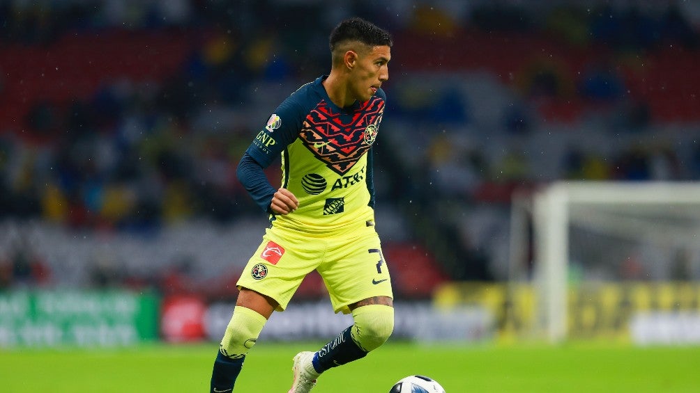 Leo Suárez durante un partido con América