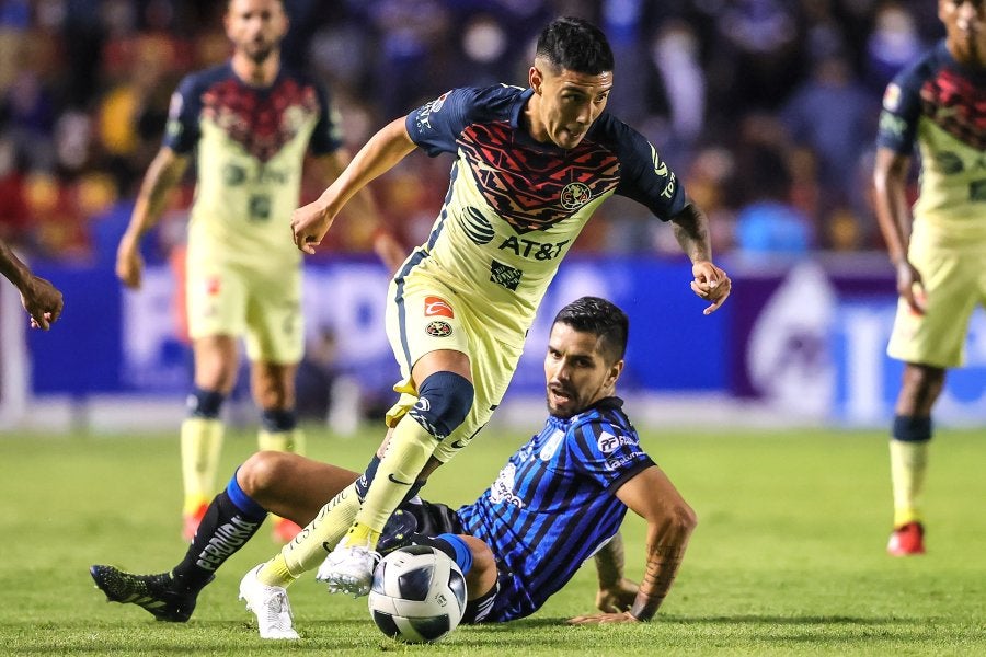 Leo Suárez durante un partido con América