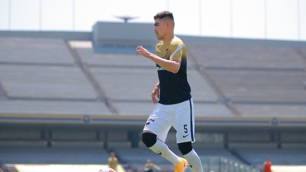 Johan Vásquez durante un partido con Pumas