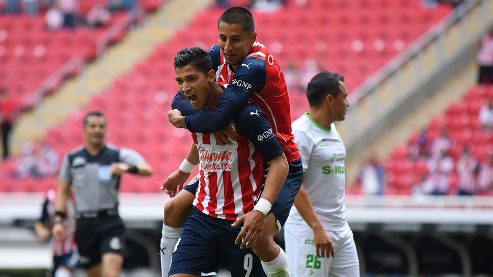 Jugadores de Chivas festejan un gol