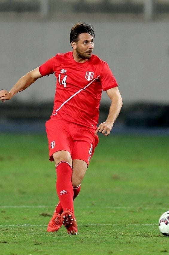 Claudio Pizarro en un partido con Perú