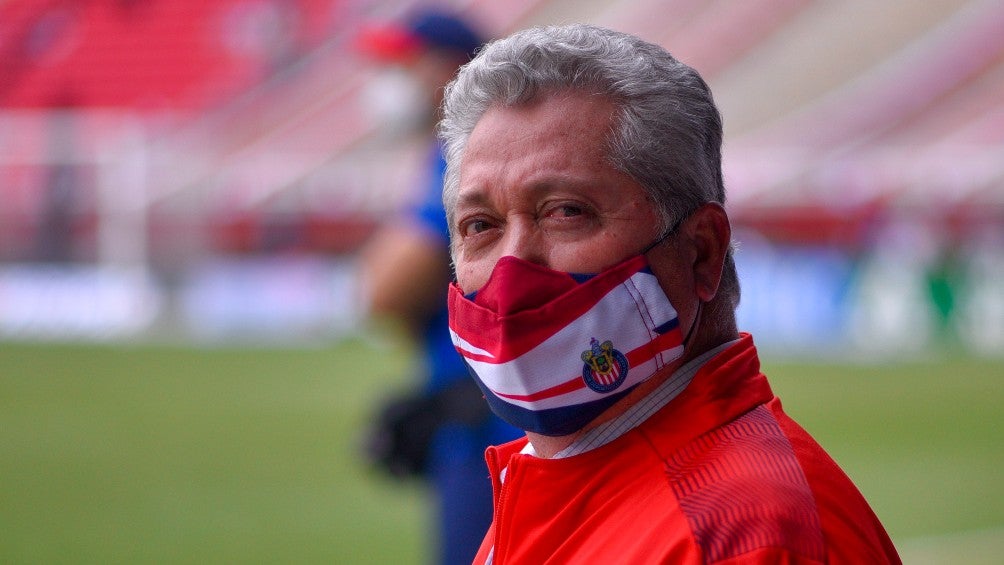 Vucetich observa un juego en el Akron